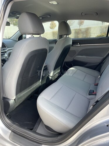 Hyundai Elantra-17