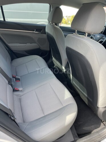 Hyundai Elantra-19
