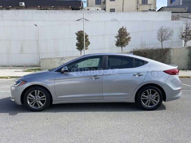 Hyundai Elantra-13