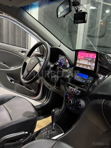 Hyundai Accent-12