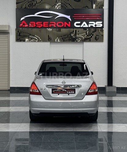 Nissan Tiida-10