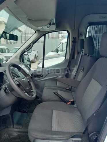 Ford Transit-13
