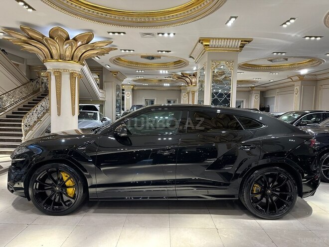 Lamborghini Urus-4