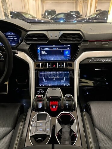 Lamborghini Urus-13
