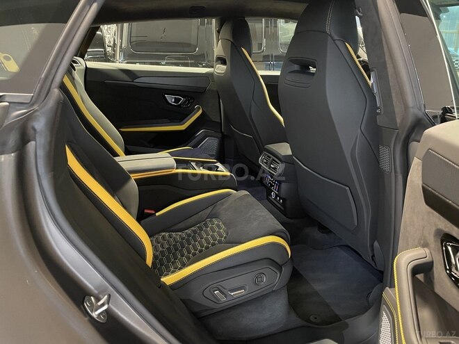 Lamborghini Urus-13