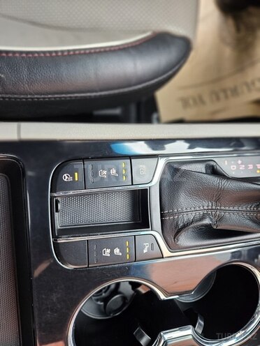 Kia Carnival-21