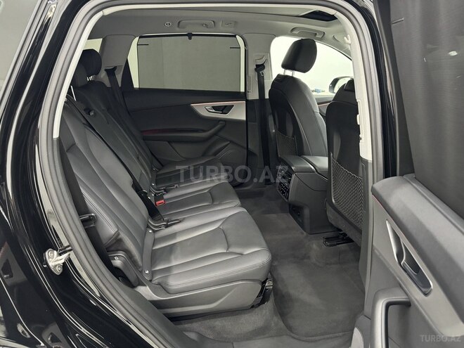 Audi Q7-12