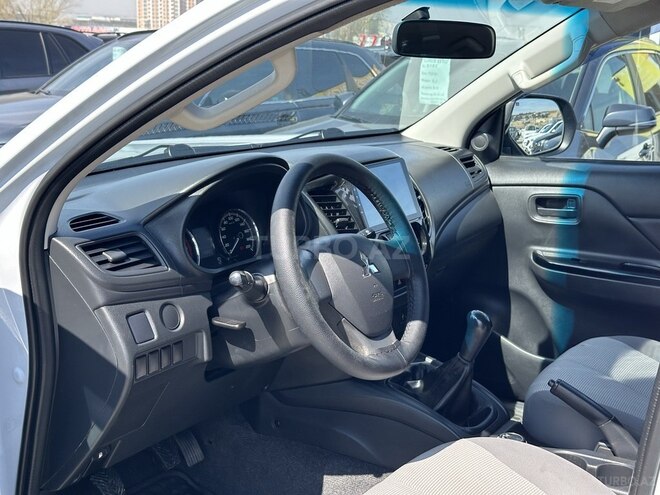 Mitsubishi L200-8