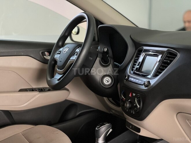 Hyundai Accent-12