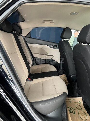 Hyundai Accent-11