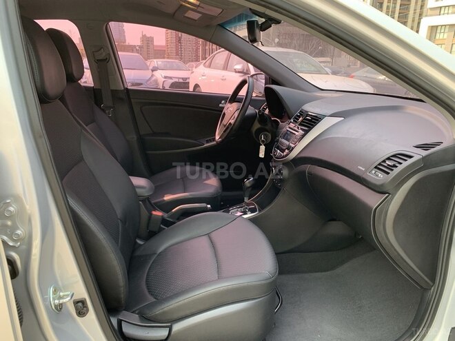 Hyundai Accent-7