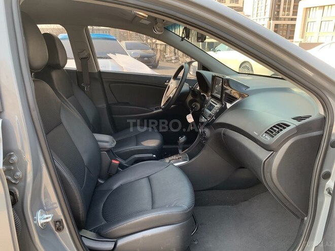 Hyundai Accent-7