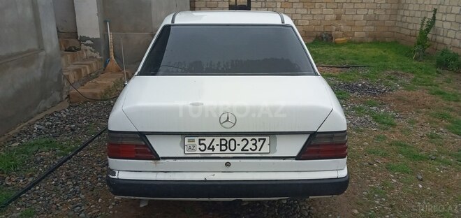 Mercedes E 200 d 1987, 123,456 km - 2.0 l - Sabirabad
