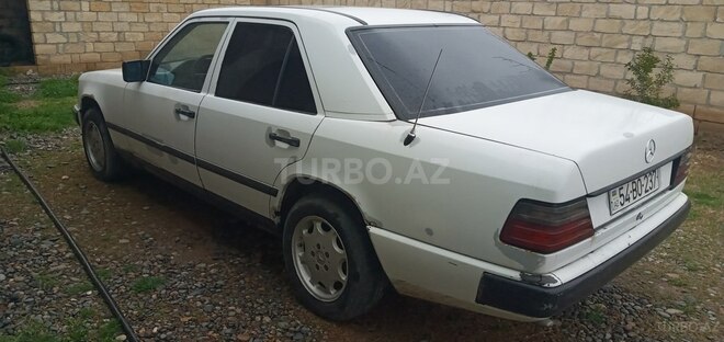 Mercedes E 200 d 1987, 123,456 km - 2.0 l - Sabirabad