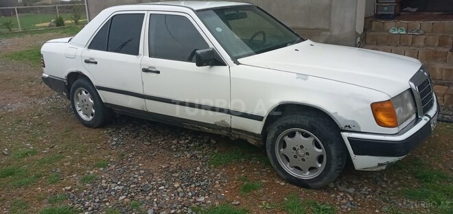 Mercedes E 200 d 1987, 123,456 km - 2.0 l - Sabirabad