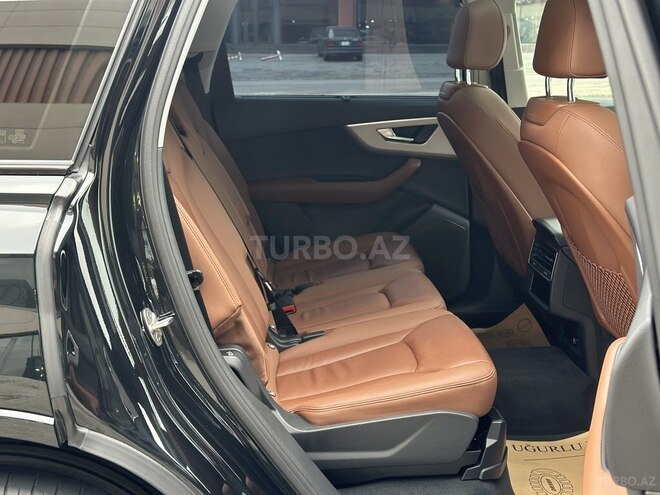 Audi Q7-19