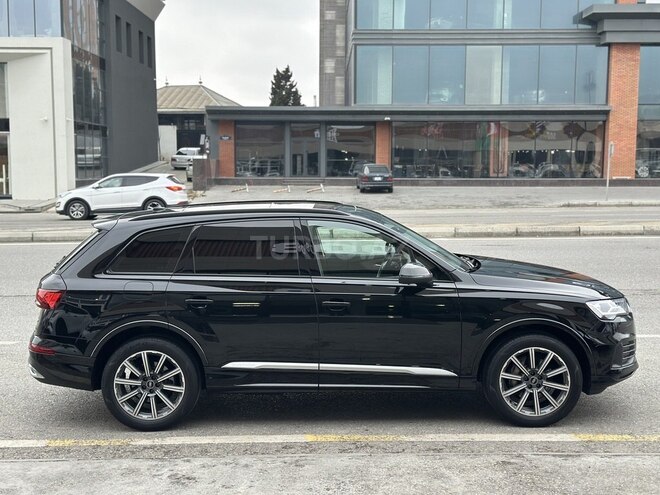 Audi Q7-6
