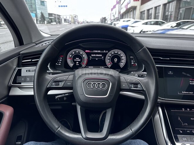 Audi Q7-25