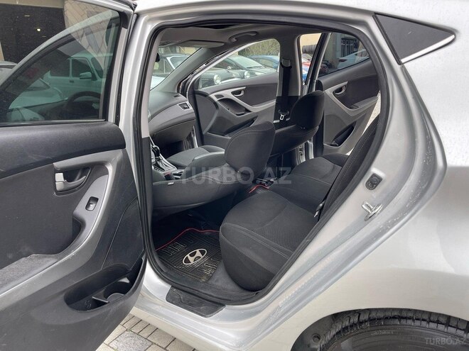 Hyundai Elantra-11