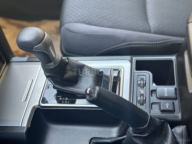 Toyota Land Cruiser Prado-17