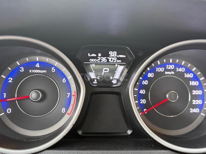 Hyundai Elantra-13