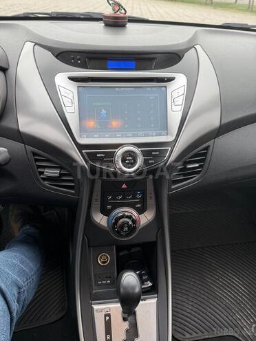 Hyundai Elantra-10