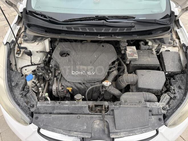 Hyundai Elantra-12