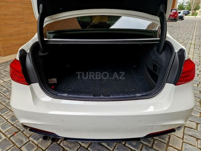 BMW 330e-10