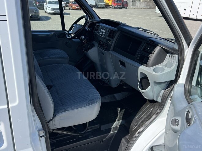 Ford Transit-8