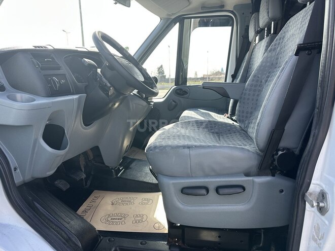 Ford Transit-10
