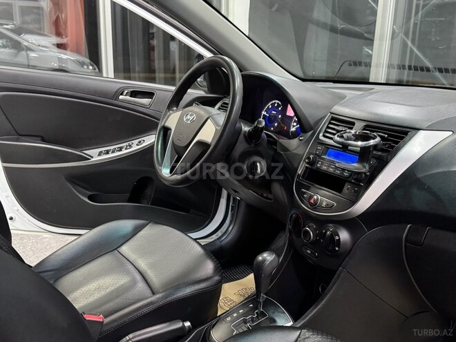 Hyundai Accent-14