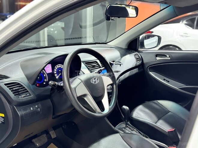 Hyundai Accent-12