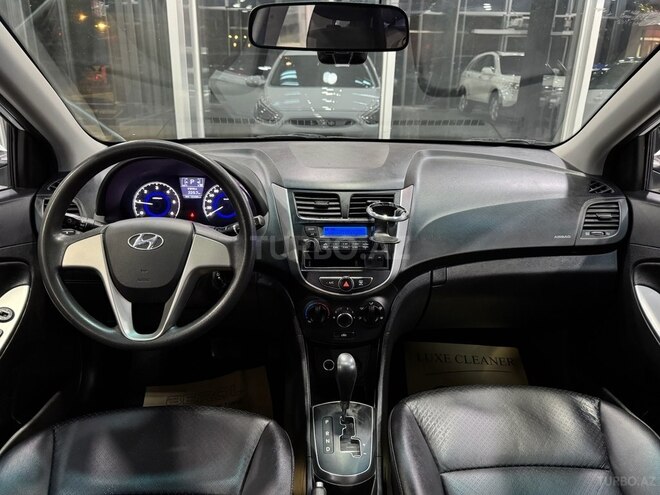 Hyundai Accent-15