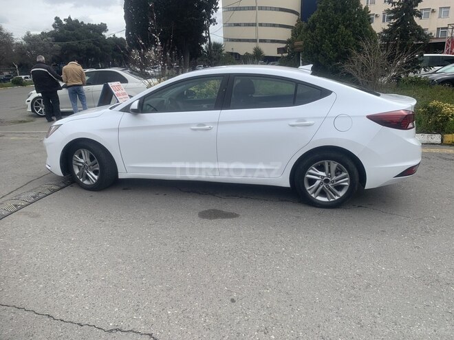 Hyundai Elantra-11