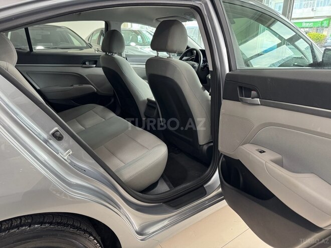 Hyundai Elantra-9
