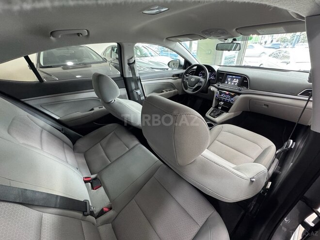 Hyundai Elantra-12