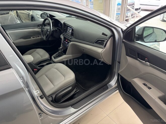 Hyundai Elantra-11