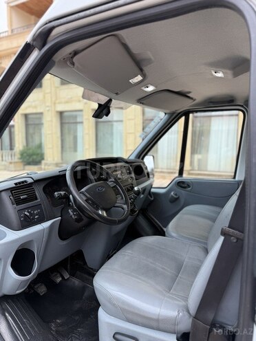 Ford Transit-13