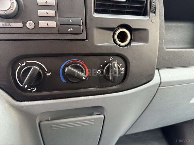Ford Transit-16