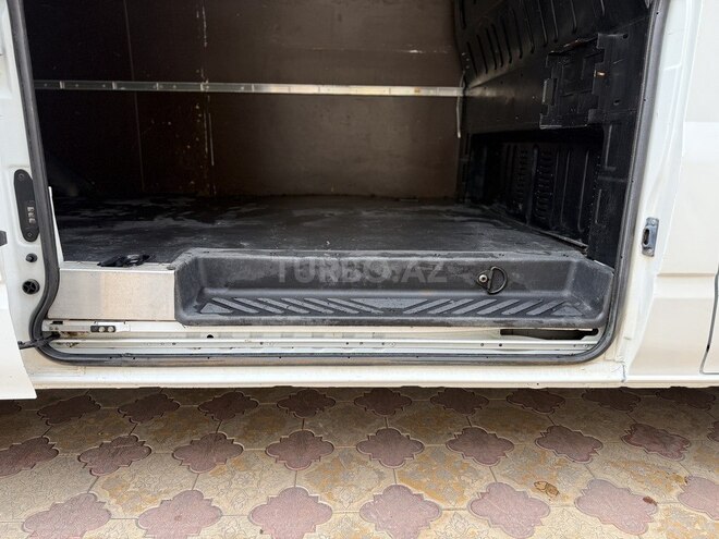 Ford Transit-10