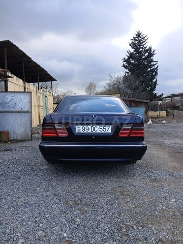 Mercedes E 240 1999, 30,000 km - 2.4 l - Salyan