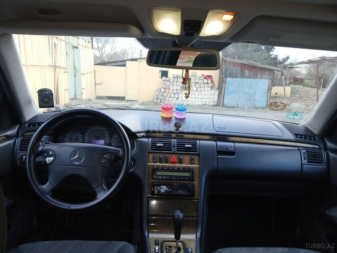 Mercedes E 240 1999, 30,000 km - 2.4 l - Salyan