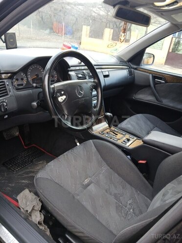 Mercedes E 240 1999, 30,000 km - 2.4 l - Salyan