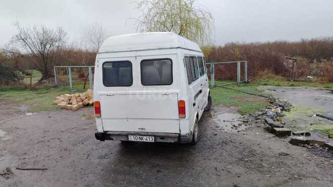 Mercedes 208 D 1985, 200,000 km - 2.5 l - Qax