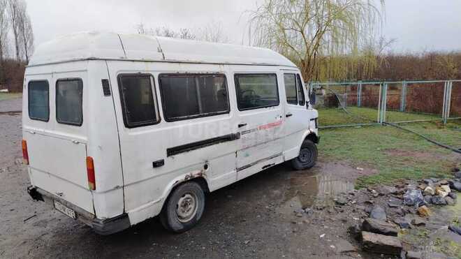 Mercedes 208 D 1985, 200,000 km - 2.5 l - Qax