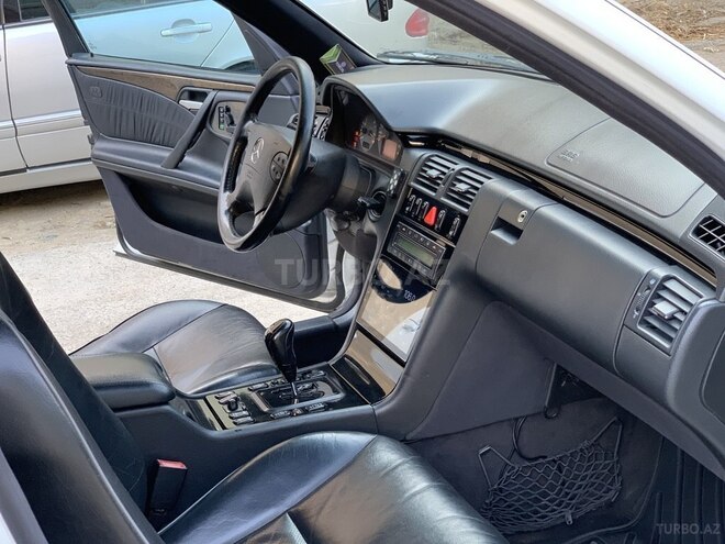 Mercedes E 270 2001, 321,845 km - 2.7 l - Bakı