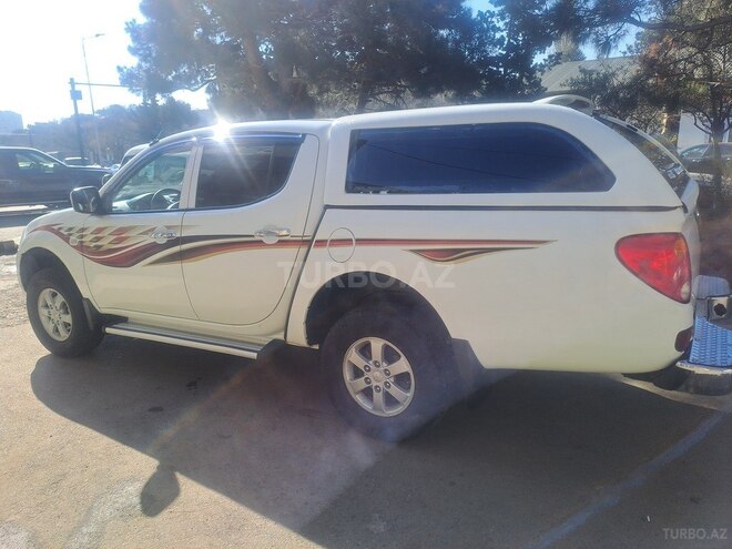 Mitsubishi L200 2014, 265,000 km - 2.5 l - Bakı