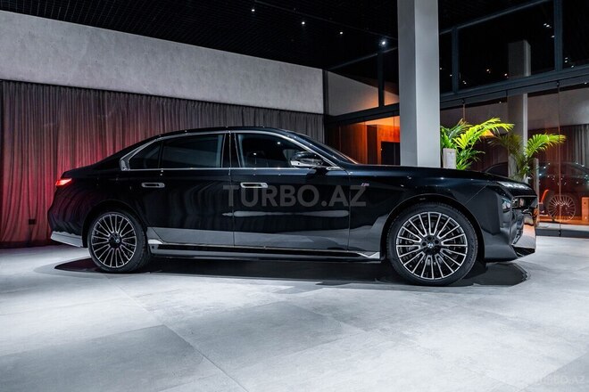 BMW 750e xDrive-8