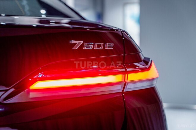 BMW 750e xDrive-10