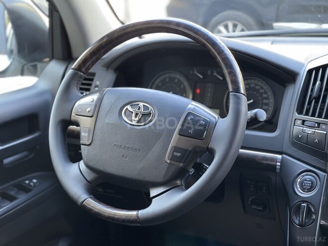 Toyota Land Cruiser-9